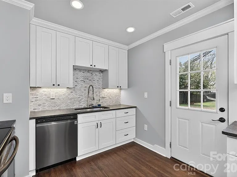 307 E Peterson Dr — Photo 7