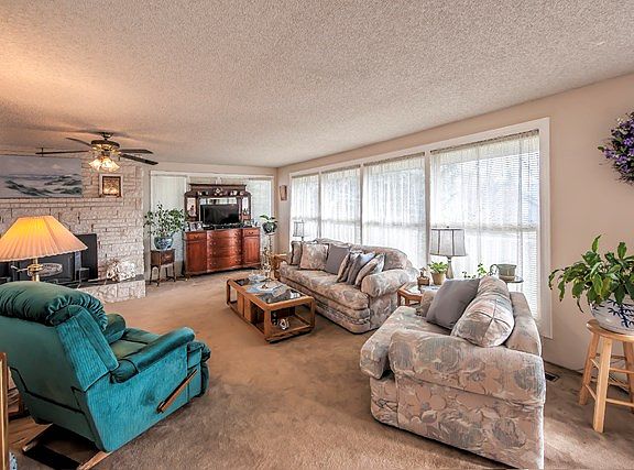 4th image of 1003 SE Crestlane Dr