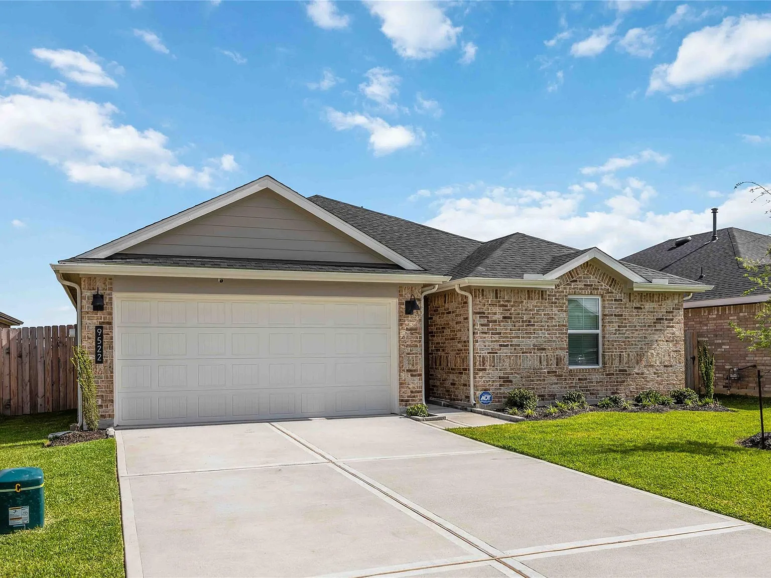 3 bed, 2.0 bath, 1415 sqft, $2,300 — Photo 2