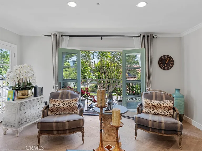 277 S Spalding Dr #201 — Photo 8