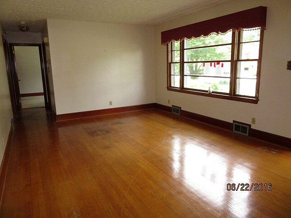 2nd image of 904 Vine St