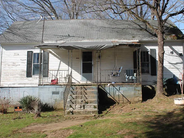 213 N Fuller St, Dresden, TN 38225