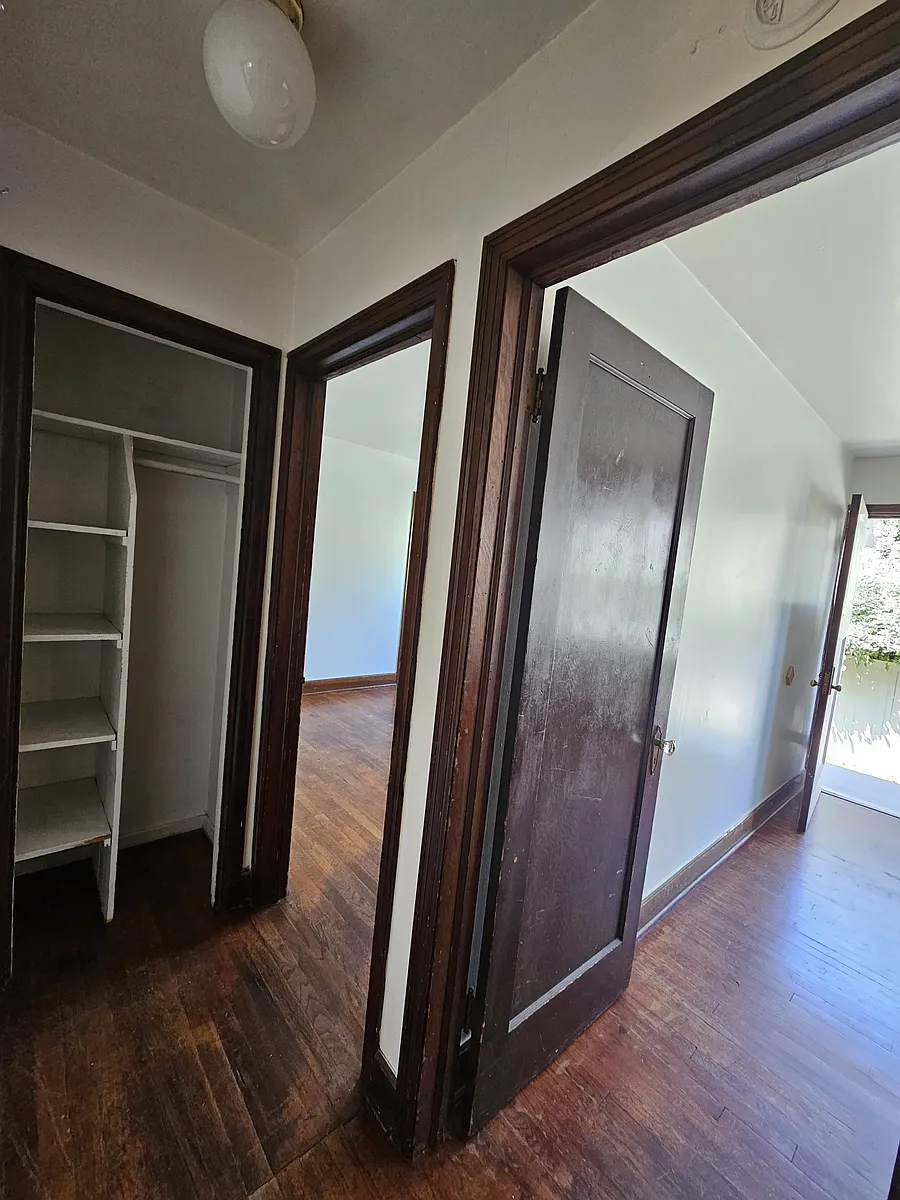 Building Photo - 526 Connell Ave #1/2