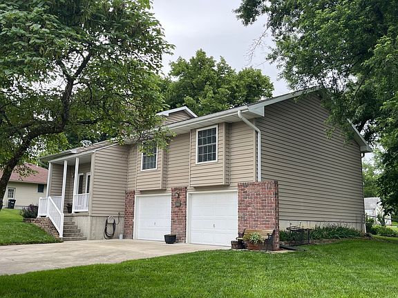 3rd image of 209 Hillcrest St