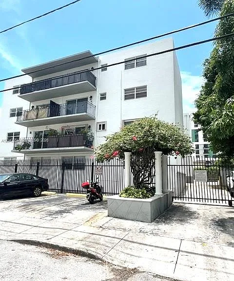 444 SW 4th St #404 — Photo 4
