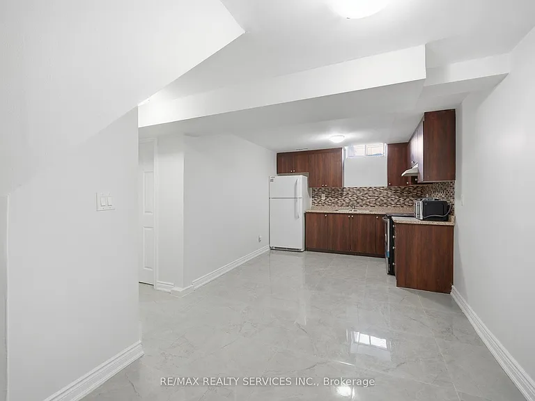 8 Deerpark Cres S #LOWER — Photo 8