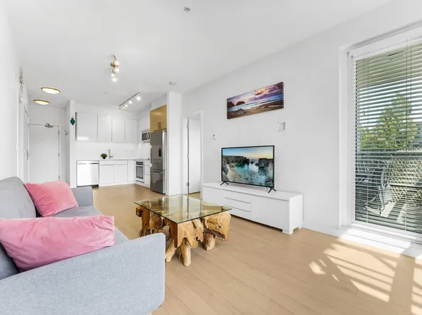 1621 Hamilton Ave #211, North Vancouver, BC V7P 0B6