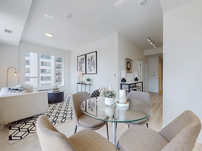 4365 Bloor St W — Photo 9