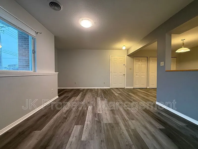 2 bed, 1.0 bath, 950 sqft, $1,050 — Photo 4
