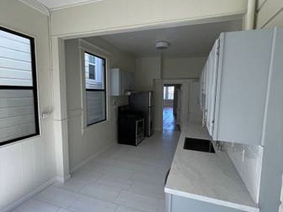 2nd image of 927 Union St #927