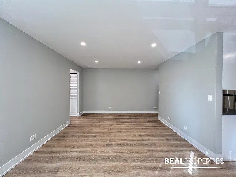 452 W Oakdale — Photo 23