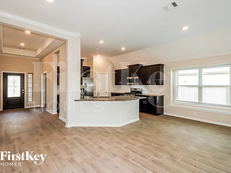 1648 Breezewood Dr — Photo 4