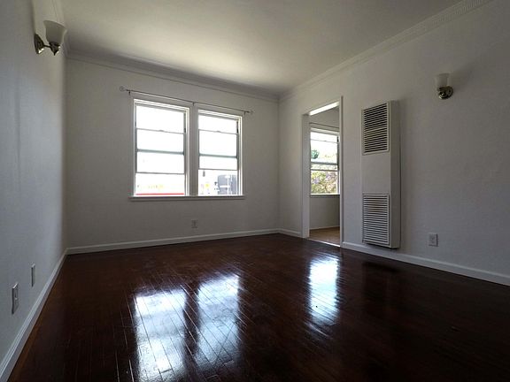 2nd image of 1146 S Doheny Dr