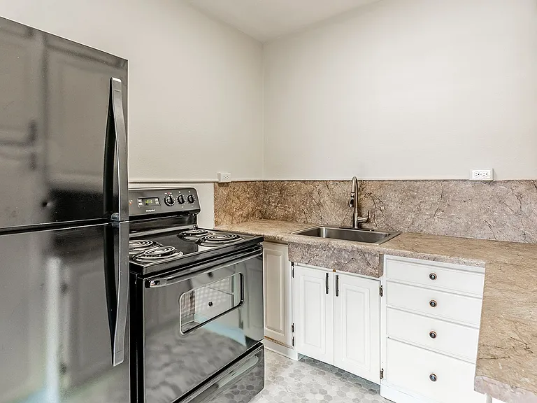 Charbern Apartments — Photo 7