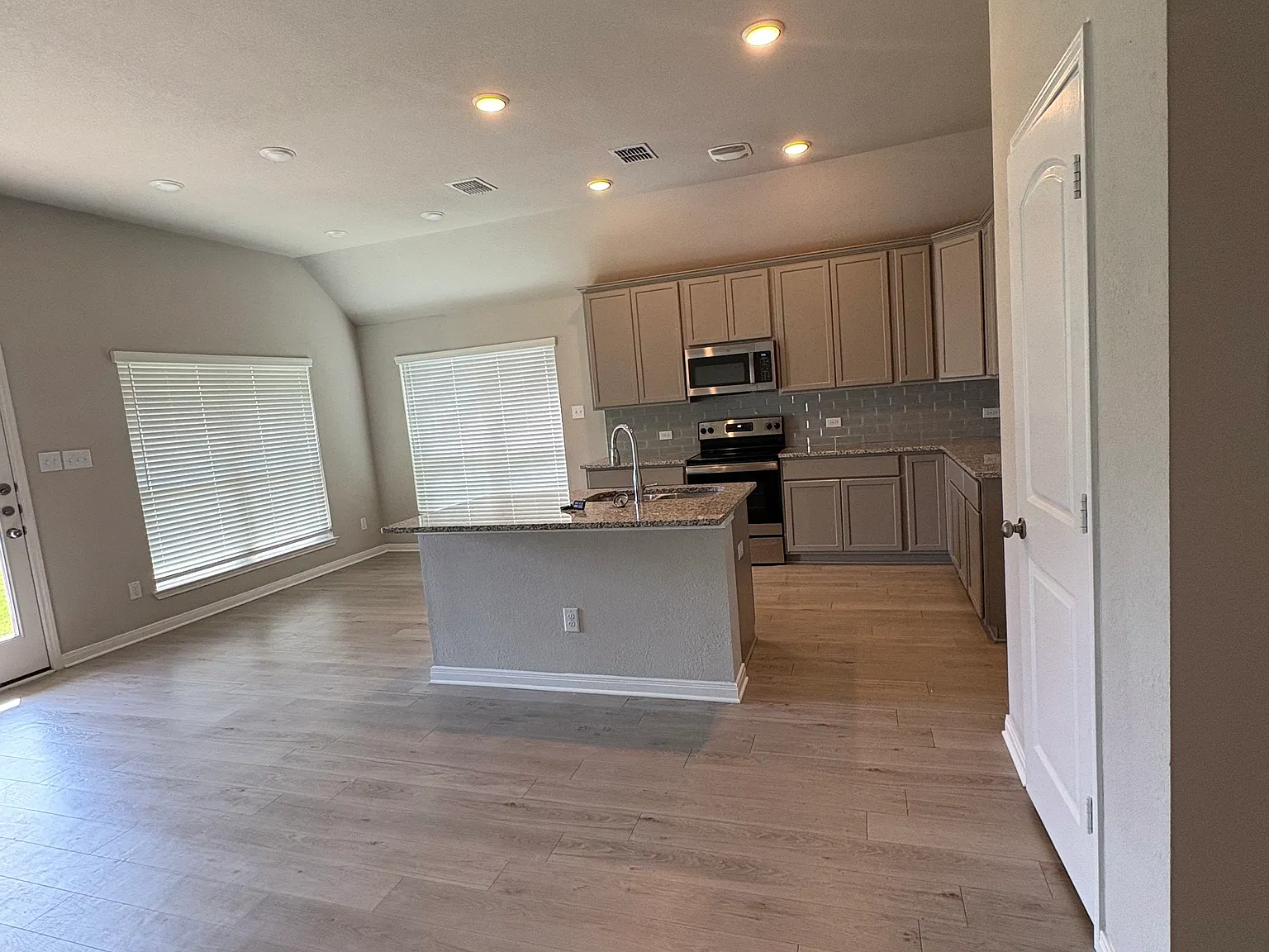 4 bed, 1593 sqft, $2,400 — Photo 3