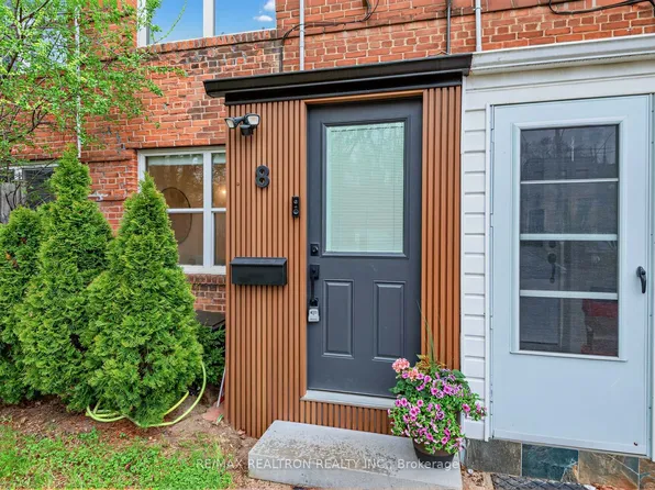 8 Khedive Ave, Toronto, ON M6A 2G2