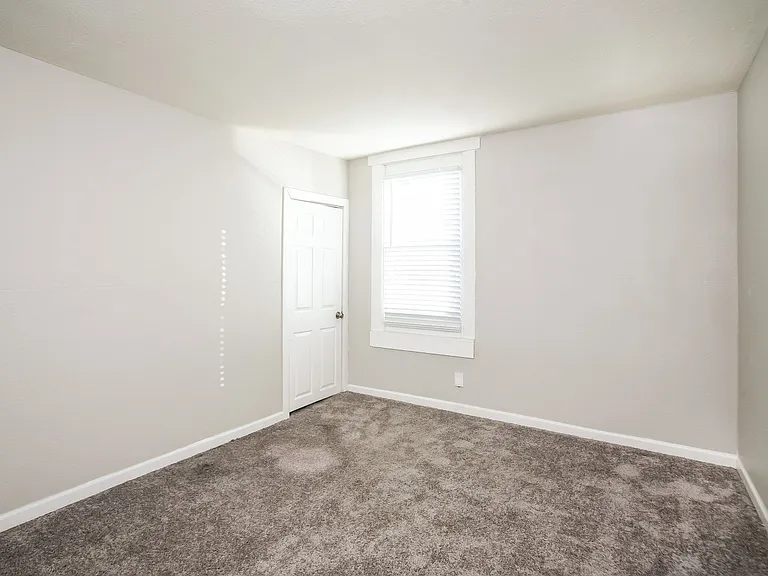 713375_028_bedroom_13546239.jpg