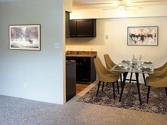 3rd image of 903 Maplewood Dr APT 2
