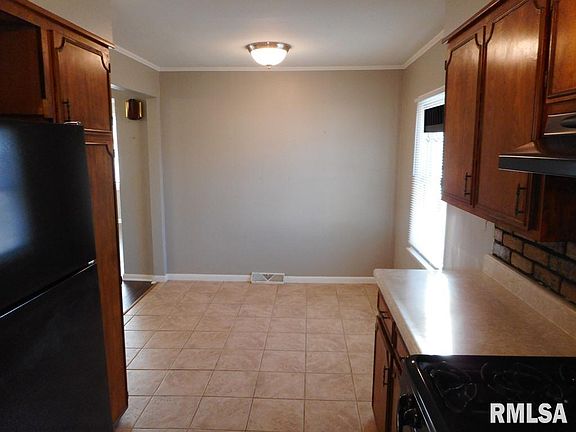 4th image of 921 E Highland Pl