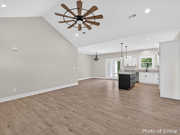 4th image of 141 Maude Ln