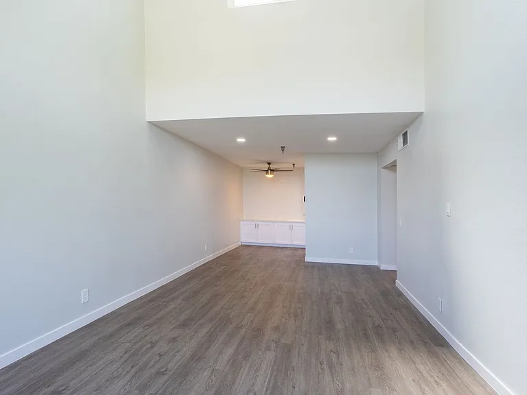 110 S Sweetzer Ave — Photo 50