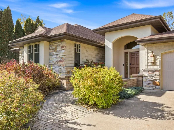 106 Edgewood Ln, Combined Locks, WI 54113