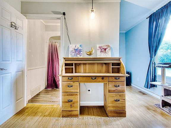 5th image of 809 Steele St