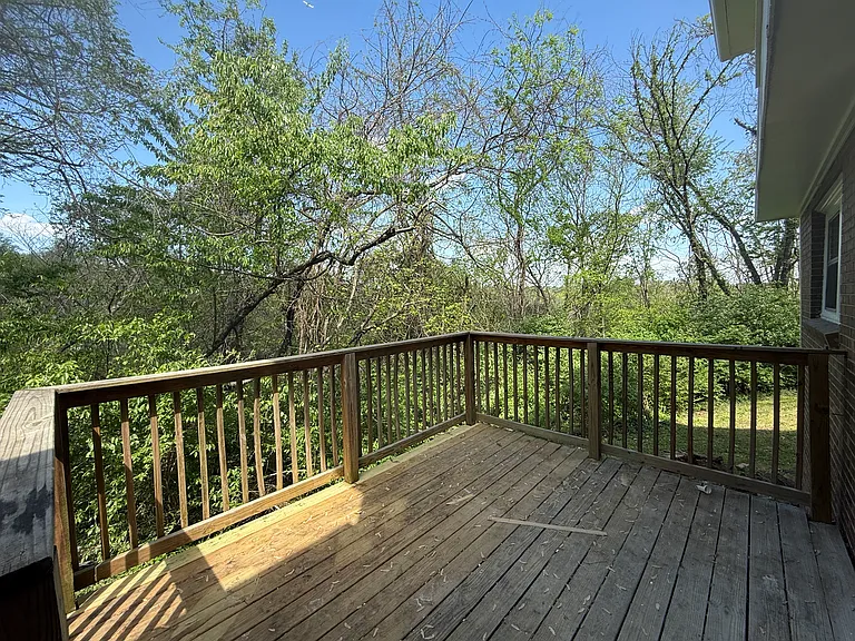 608 Sue Ct — Photo 4