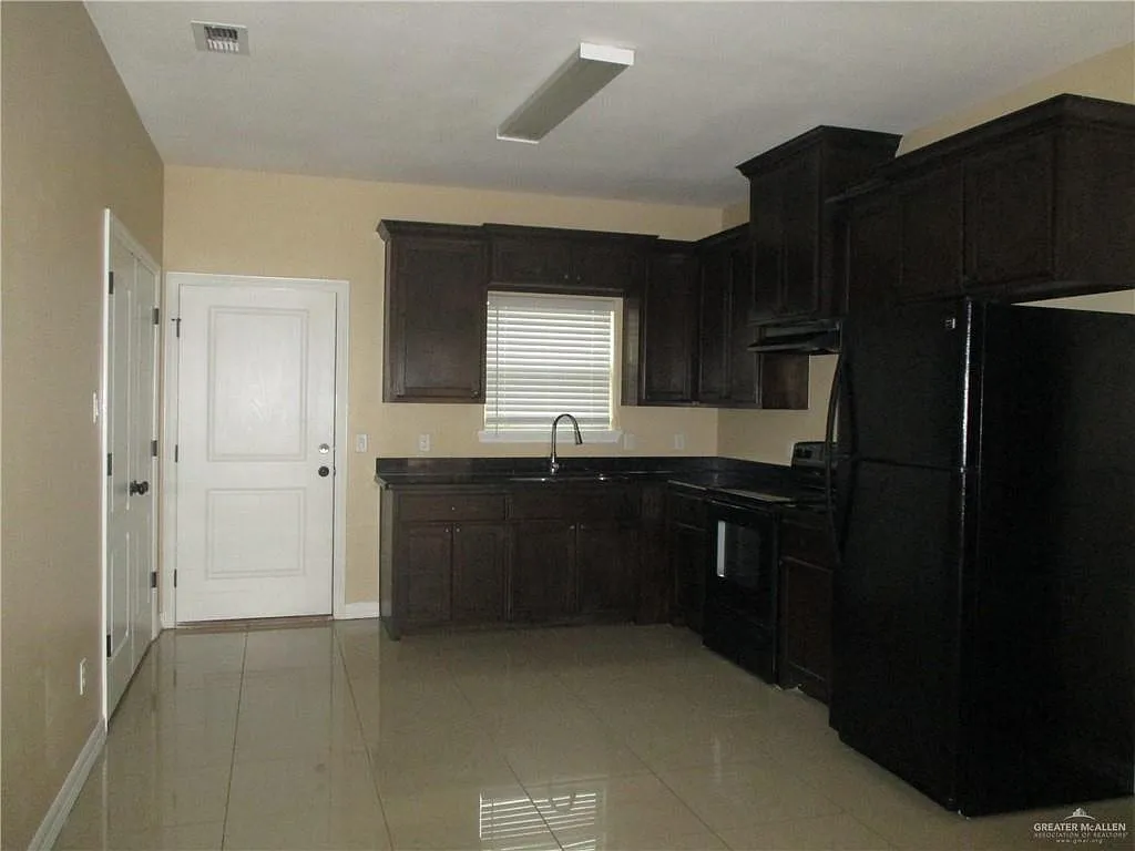 Building Photo - 2601 E Franklin Ave #3