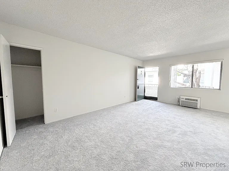 5000 Woodman Ave #14 — Photo 4