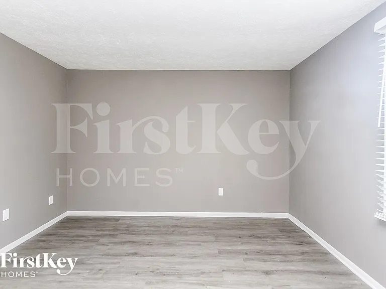 910 Woodlark Dr — Photo 9