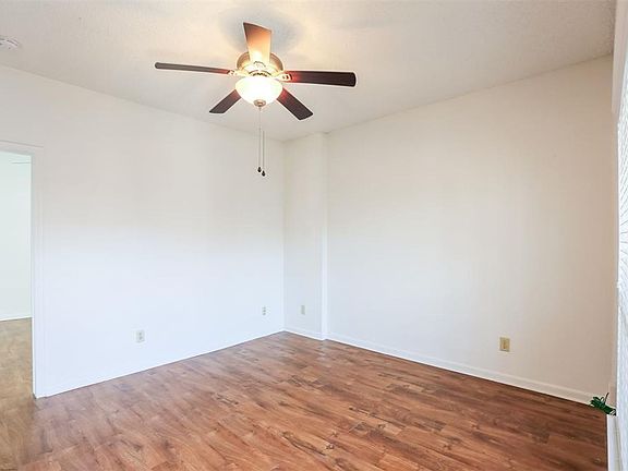 4th image of 912 W 22nd St APT 106
