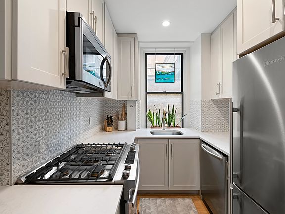 4th image of 310 W 85th St APT 3C