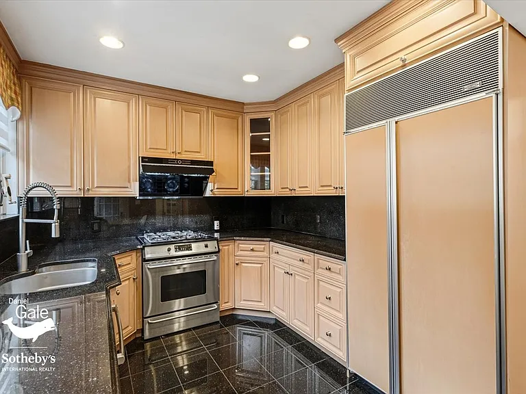 180 Greenway Ter S — Photo 13