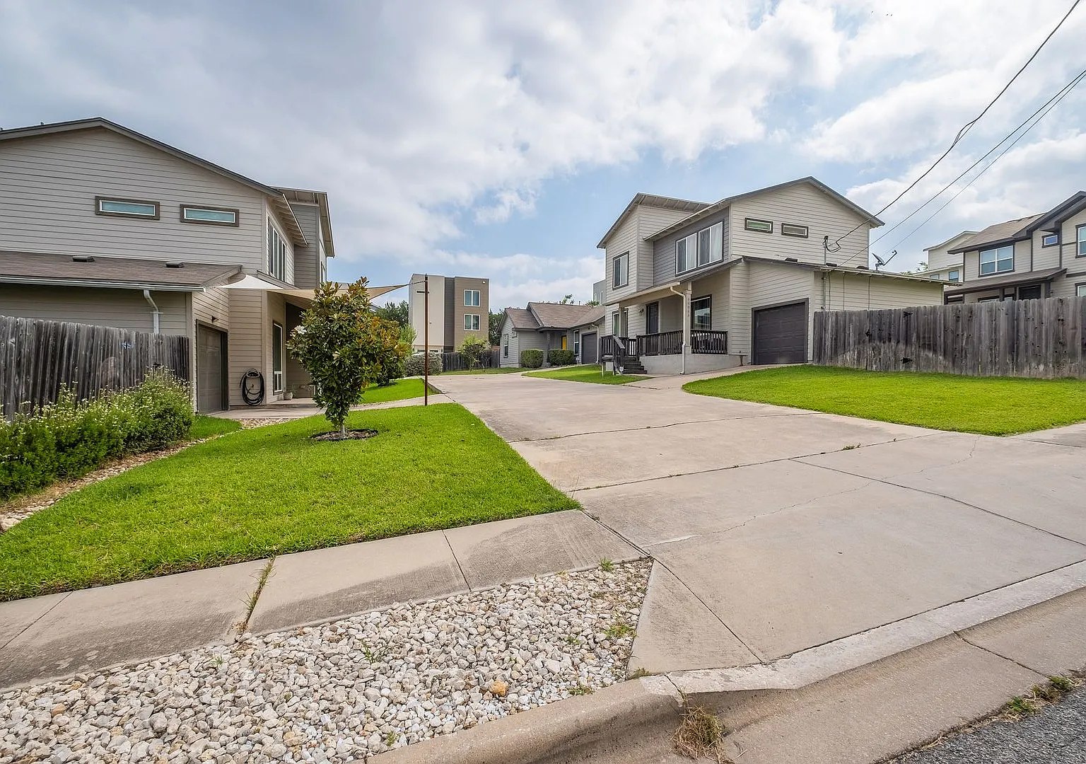 Simple Living 2 Bedroom, 2 Bath Home Near Austin-Bergstrom International Airport — Photo 2