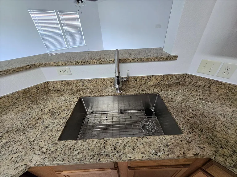 427 Remington Heights Dr — Photo 12