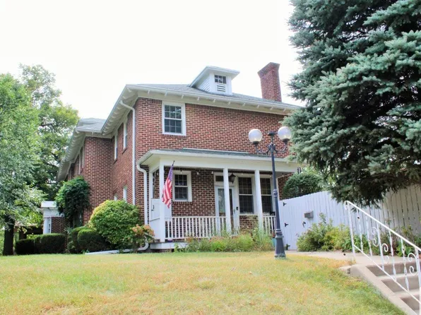 1925 Summit St, Sioux City, IA 51104