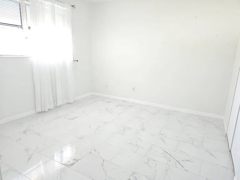 302 Lincoln Ave #10 — Photo 2