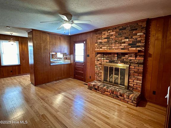 3rd image of 2616 Hill Drive Circle