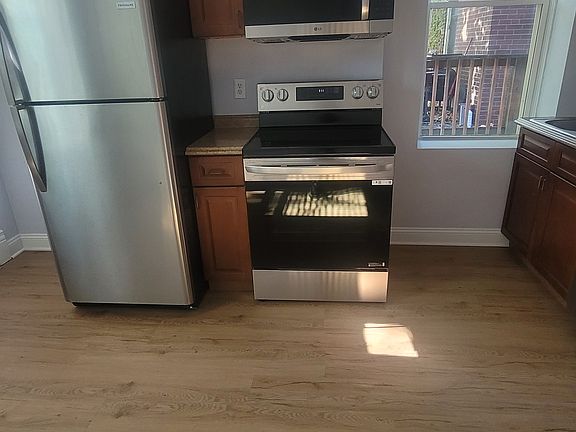 4th image of 2718 2nd Fl Allen Ave