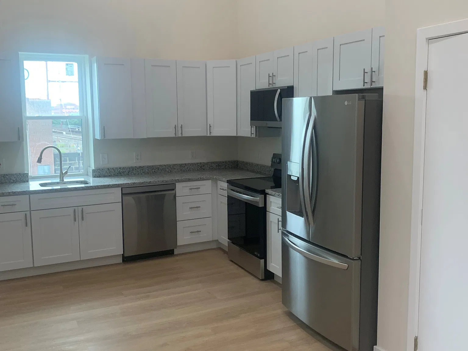 2 bed, 900 sqft, $1,700 — Photo 2
