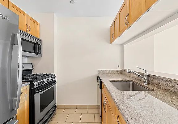 3rd image of 250 E 30th St APT 10D