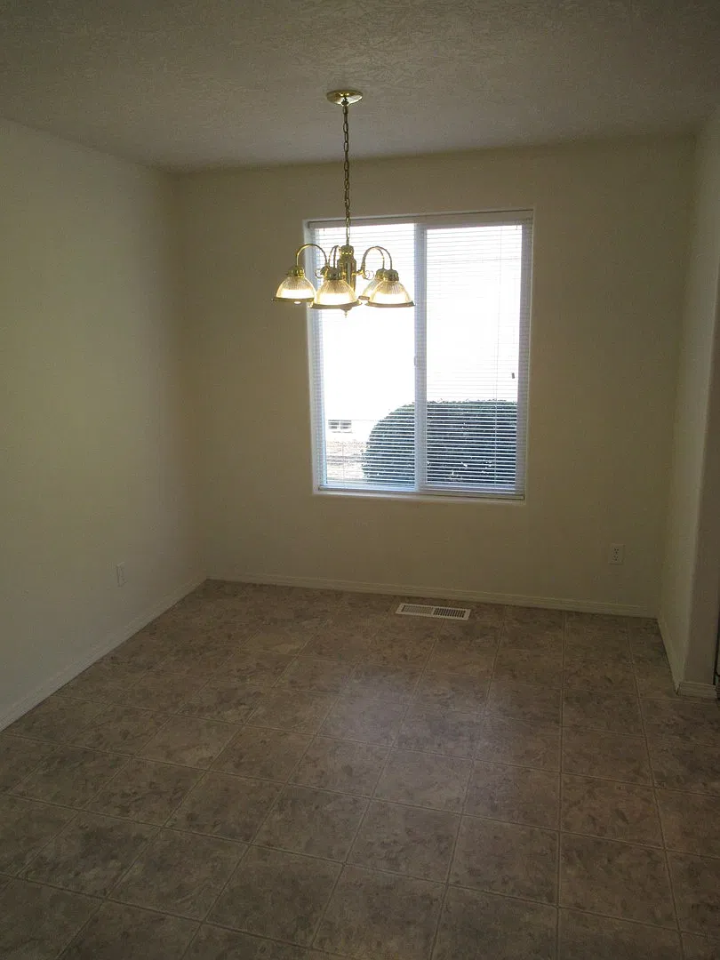 Three Bedroom Home in Independence — Photo 4