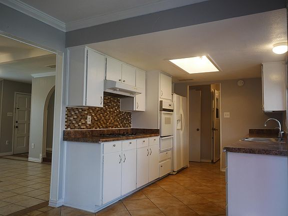5th image of 2526 Sam Houston Dr