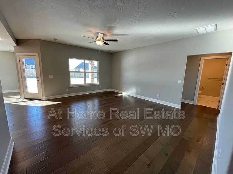 5943 S Iris Ln — Photo 3