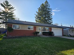39423 Roslyn Dr, Sterling Heights, MI 48313
