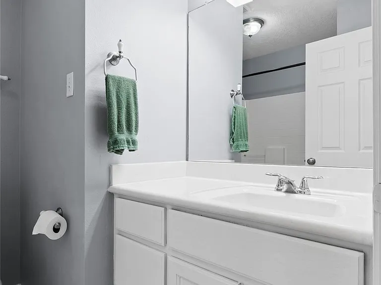 140 Meadowview Dr — Photo 16