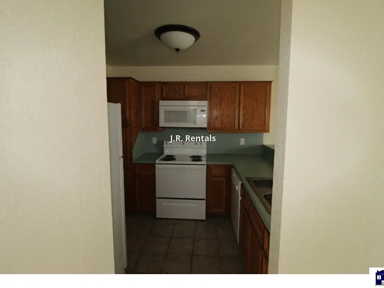 2412 Skylark Cir — Photo 3
