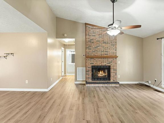 5th image of 709 Sandburg Pl