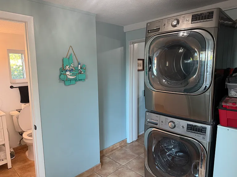 626 NW Poinsettia St — Photo 3